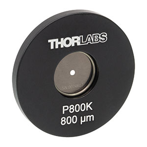 P800K - Ø25.4 mm(Ø1インチ)マウント付きピンホール、ピンホール径800 ± 10 µm、ステンレススチール製