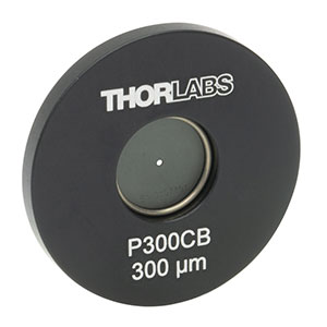P300CB - Ø25.4 mm(Ø1インチ)マウント付きピンホール、ピンホール径300 ± 8 µm、金メッキ銅製